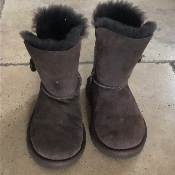 Girls Sz 10 BaIley Button UGG Boots In Chocolate - Picture 2 of 6